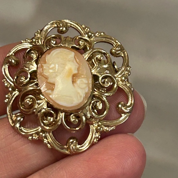 CORO 1950 Elegant Gold Cameo Brooch VTG 😎 - Picture 4 of 8